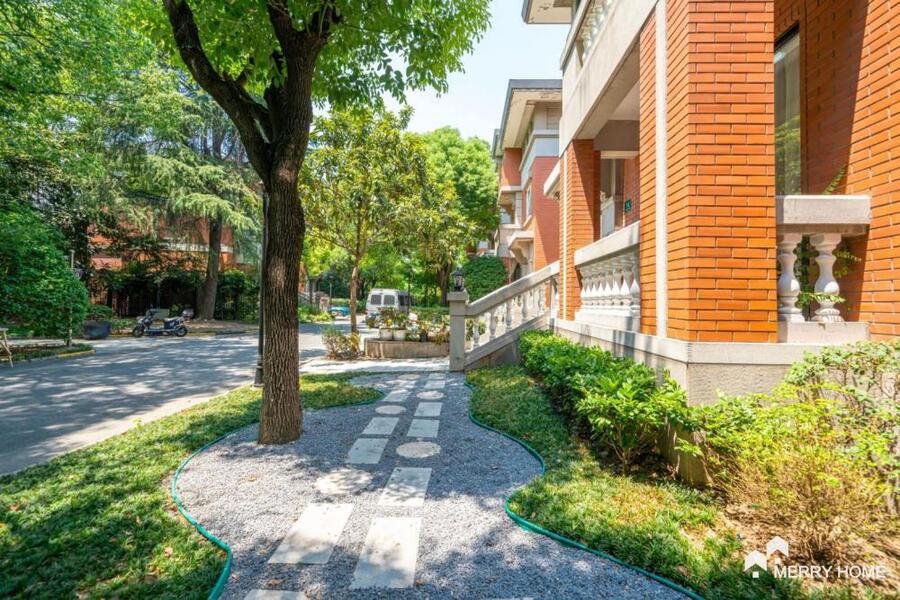 Single villa 5Brs in Hongqiao Central area
