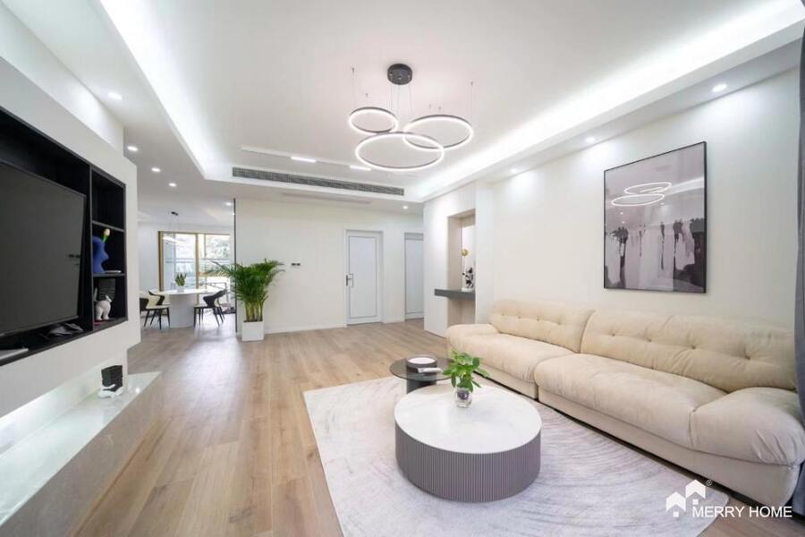 newly renovated 3 bedrooms, Royal Garden in Hongqiao, Yili Rd, L10