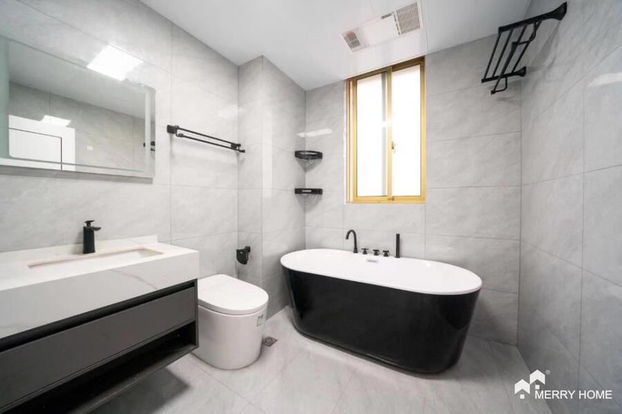 newly renovated 3 bedrooms, Royal Garden in Hongqiao, Yili Rd, L10