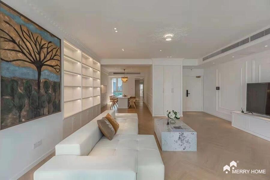 Big 4brs flat in Chevalier Place