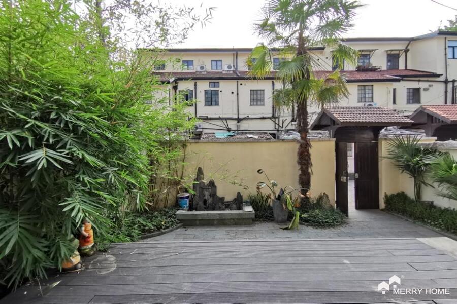 single lane house to rent on Yuyuan rd with yard and big terrace