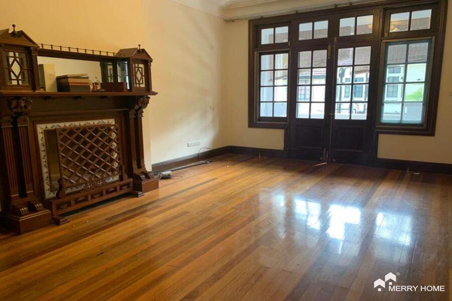 single lane house to rent on Yuyuan rd with yard and big terrace