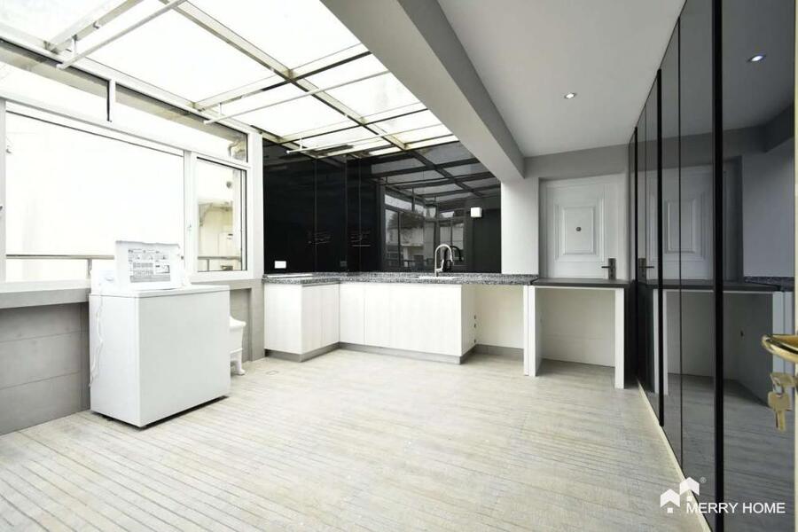 rare triplex in Pudong Lujiazui with large roof terrace