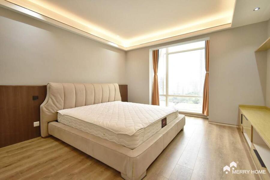rare triplex in Pudong Lujiazui with large roof terrace