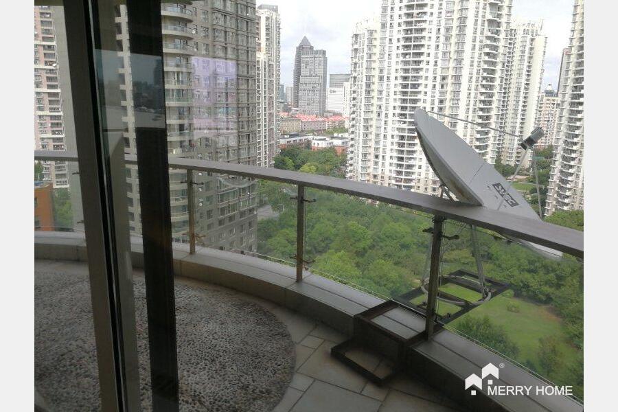 Center of Lujiazui, perfect river view, large 3 bedrooms apt for rent