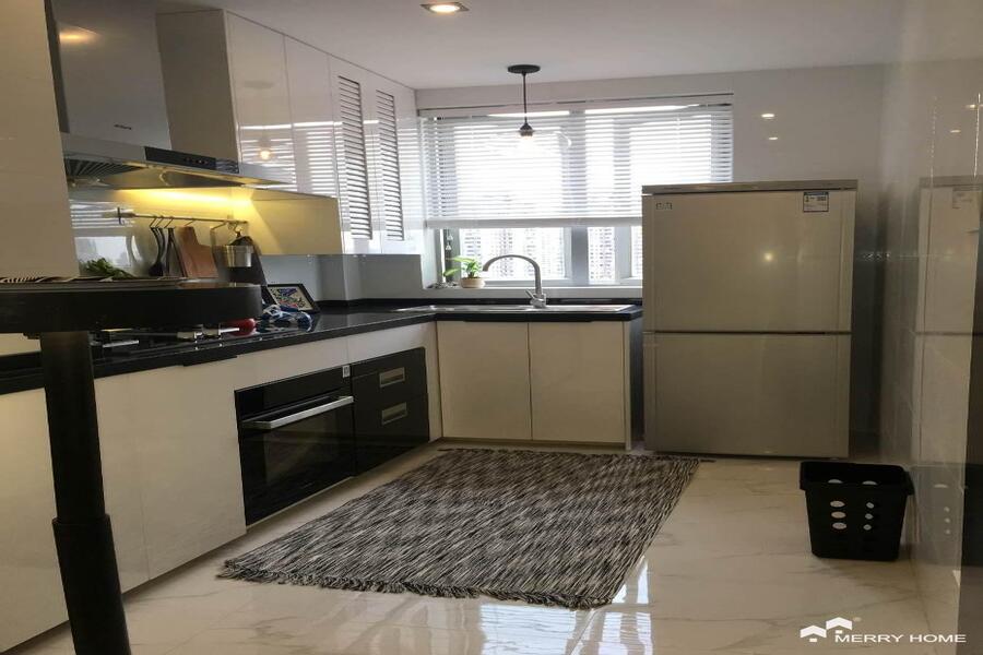 bright 2br with big balcony high floor near People square