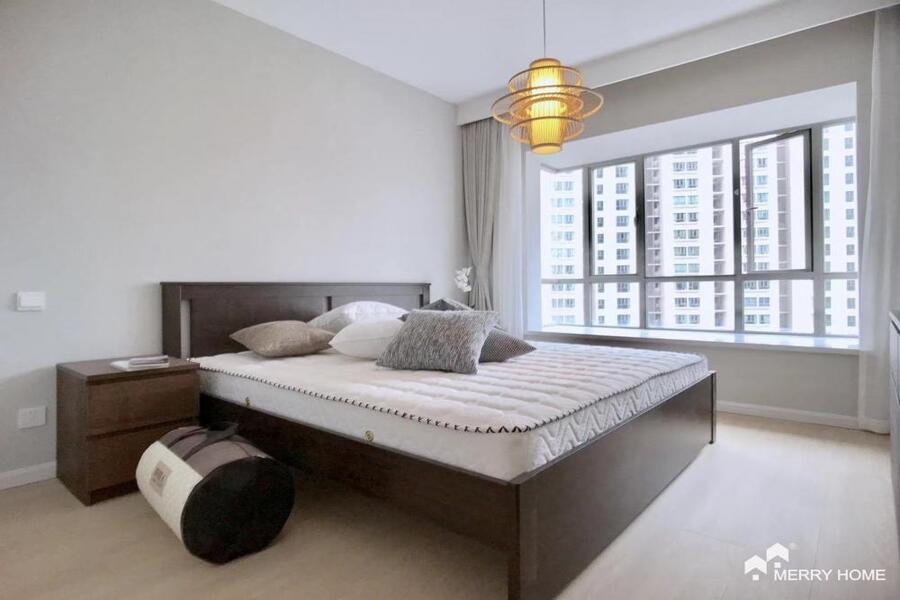 fabulous 4brm with heating rent in Jingan One Park Avenue line7