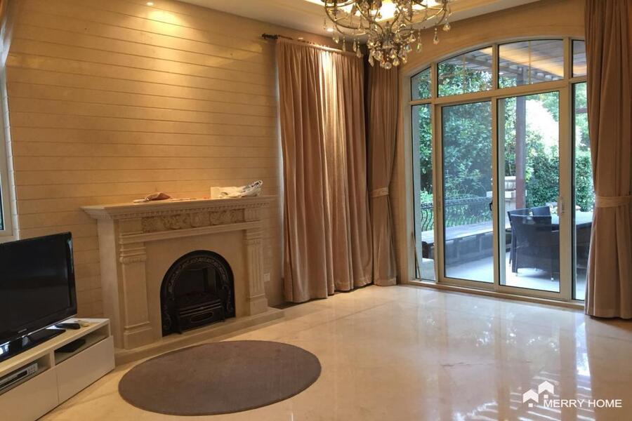 single house with floor heating in Buckingham Villa