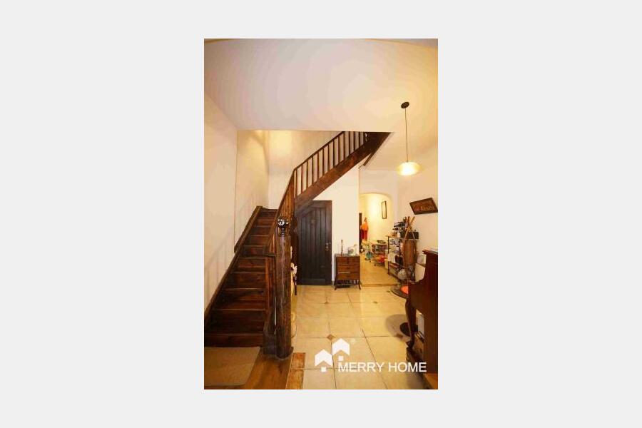 high ceiling single lane house for rent line1/10