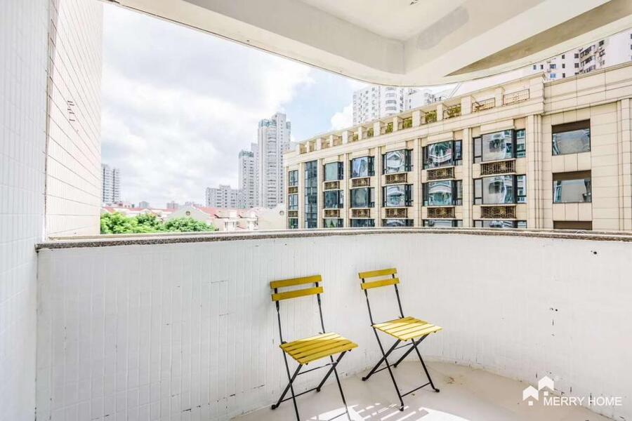 3+1br elegant flat with big balcony rent in Jingan