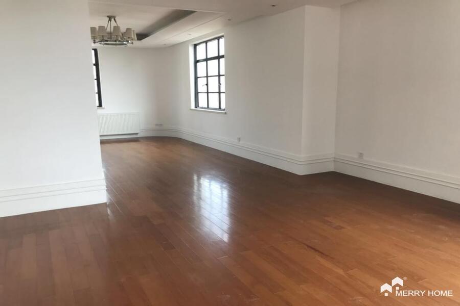 Spacious 3br apt new renovation in Cascogne