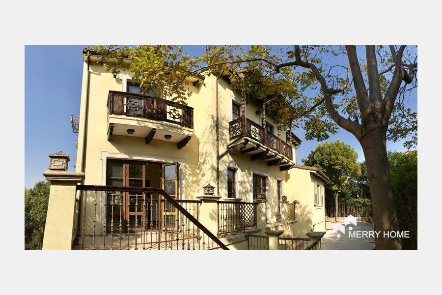 rent unfurnished villa with large garden in shanghai Xujing town