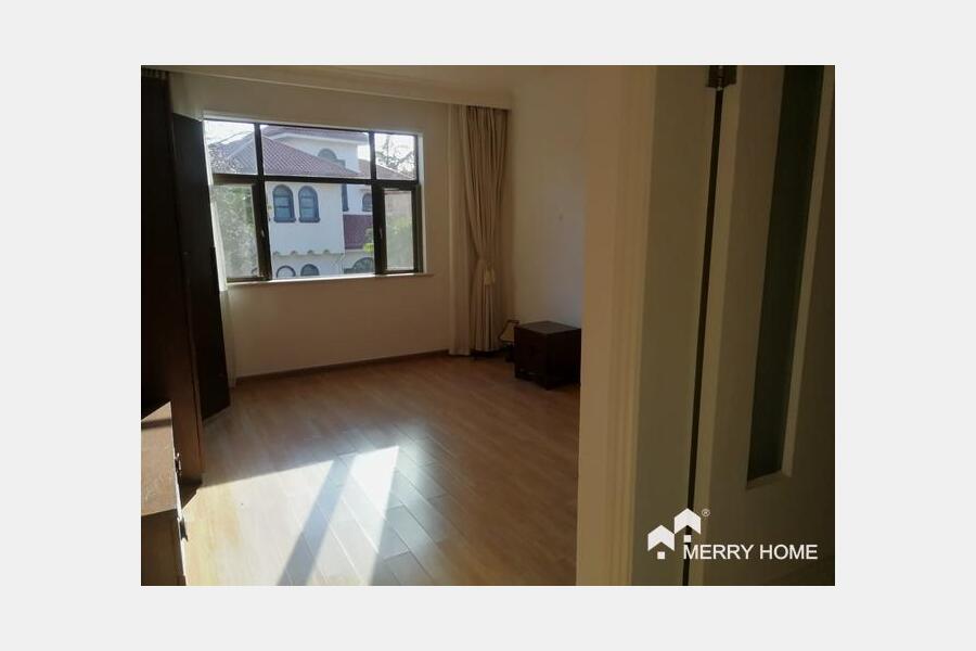 Good 3 bedroom townhouse with a garden in Hongqiao