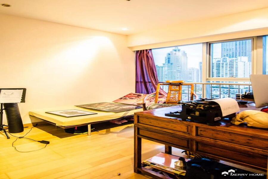 2 brm apartment with big balcony near West Nanjing Road, Line 2/12/13
