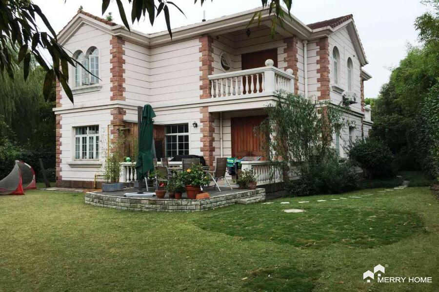 marvelous villa with big garden rent in Violet Country Villas