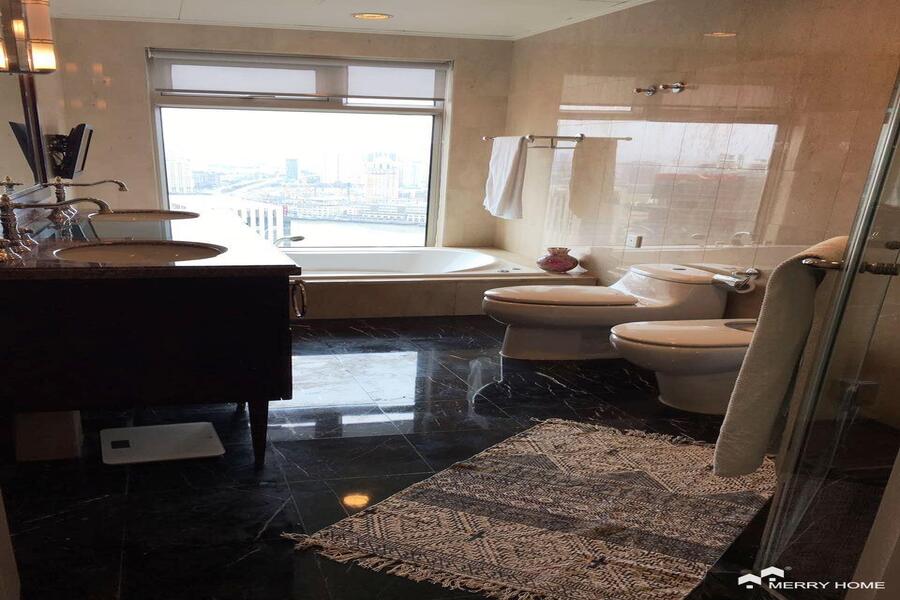 4br apt with stunning river view, modern generous