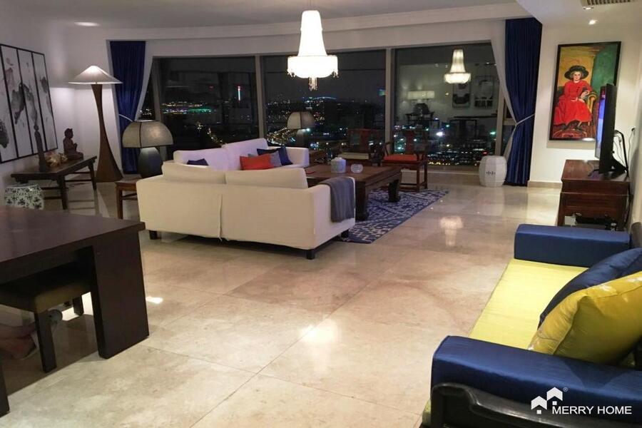 4br apt with stunning river view, modern generous