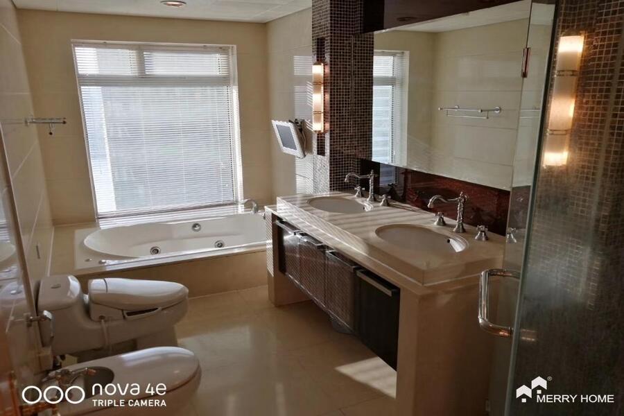 Big 4br apt with great river view rent in Shimao Riviera Garden