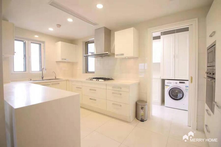 Fabulous apt with floor heating and central air-con