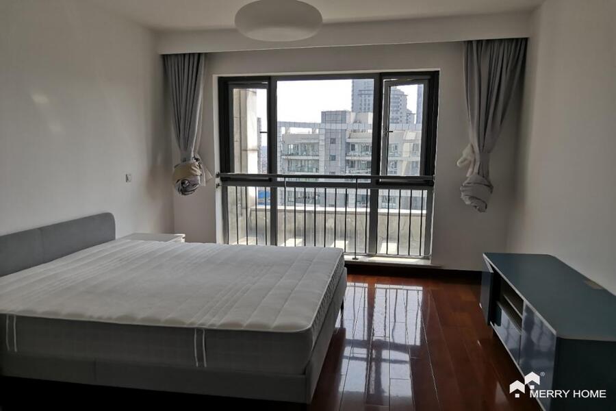 Brand new decoration, modern apartment in Lujiazui Center Palace