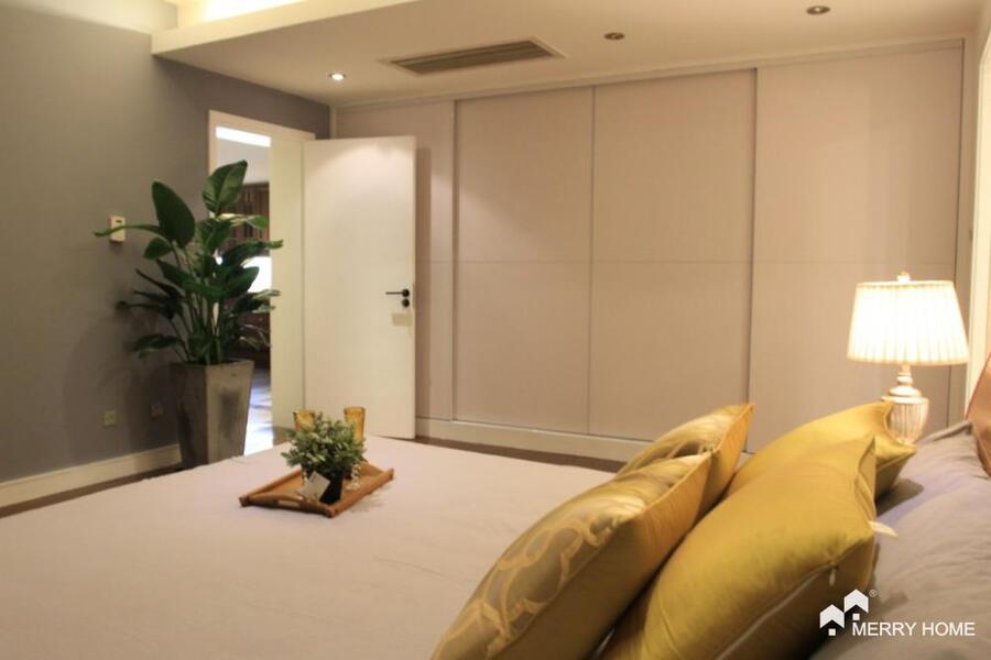 Shimao Riviera 3brs apt for rent @Pudong Lujiazui