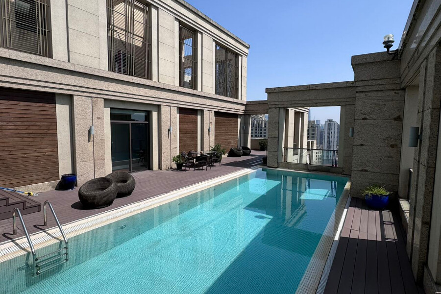 Penthouse with roof pool and terrace Lakeville Regency